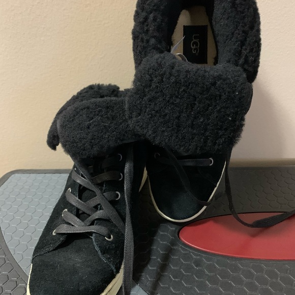 Ugg lace up boot with fur lining inside - Picture 3 of 4